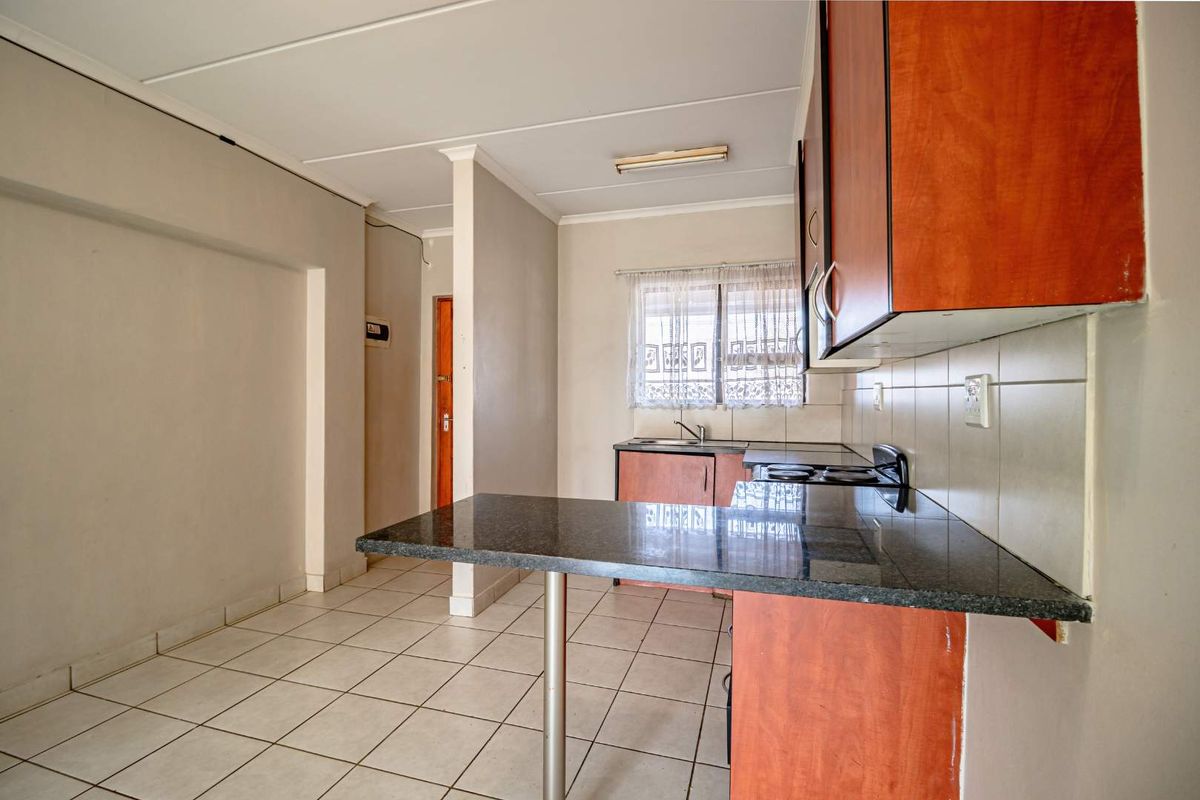 Charming 2-Bedroom Apartment with Excellent Potential - Photo 4