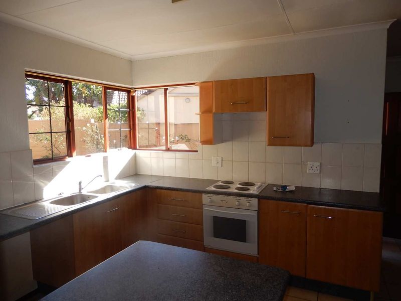 A spacious 2-bedroom freehold cluster home situated in a secure estate in  Douglasdale. - Photo 6