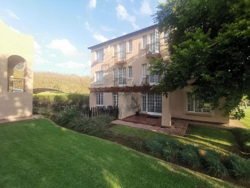 well maintained complex - Photo 2