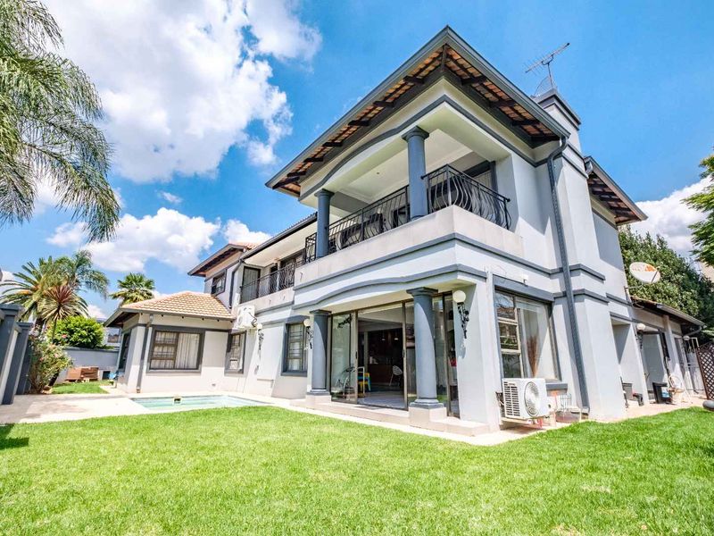 "Luxurious Double-Storey Home in Exclusive Beyerspark Estate" - Photo 2