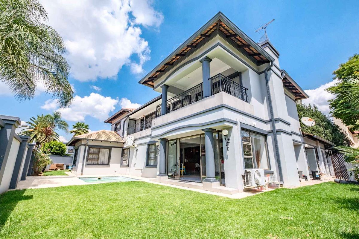 "Luxurious Double-Storey Home in Exclusive Beyerspark Estate" - Photo 2