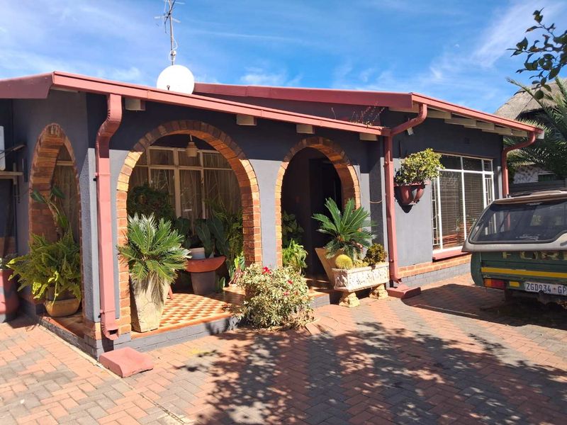 4 Bedroom House For Sale in Vanderbijlpark CE2 - Photo 2