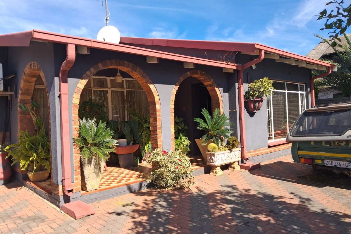4 Bedroom House For Sale in Vanderbijlpark CE2 - Photo 2