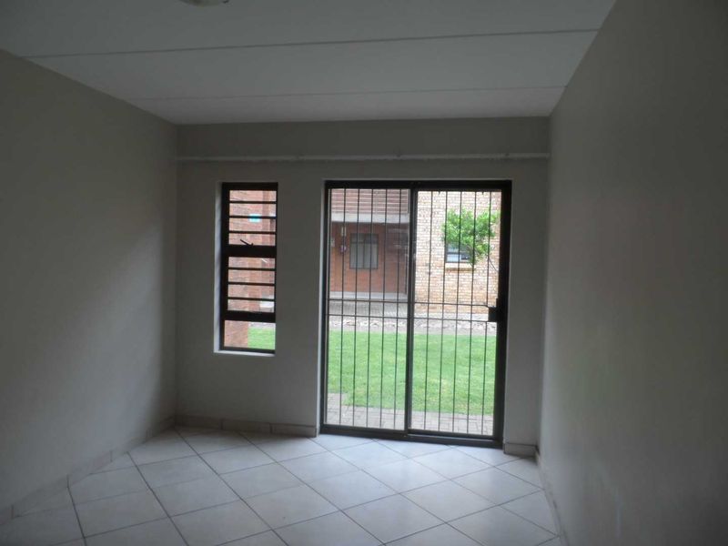 2 BEDROOM FLAT TO RENT IN PHILIP NEL PARK - Photo 9