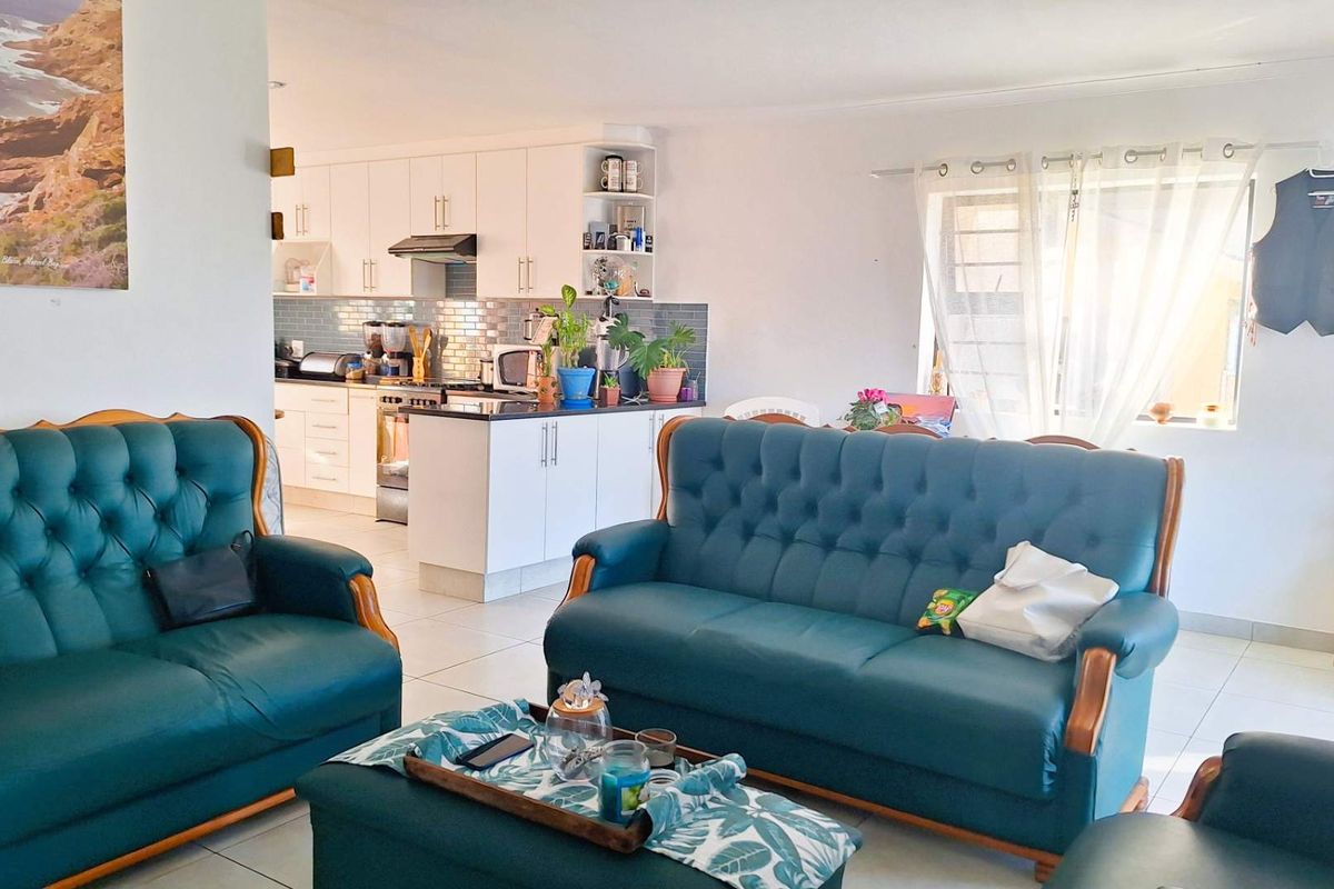 Charming 3 Bedroom Townhouse with Scenic Views for Sale Opposite Mossel Bay Golf Estate - Photo 4