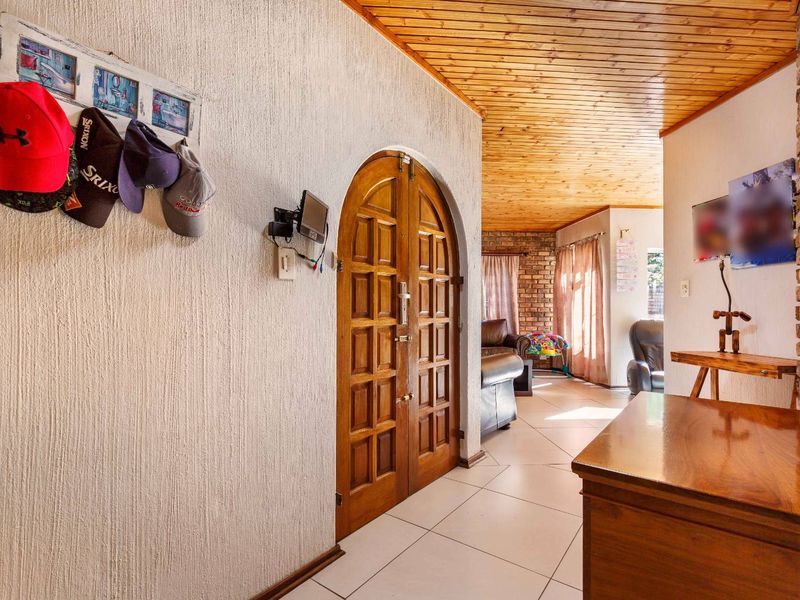 Spacious four-bedroom home on a large stand - Moreleta Park - Photo 3