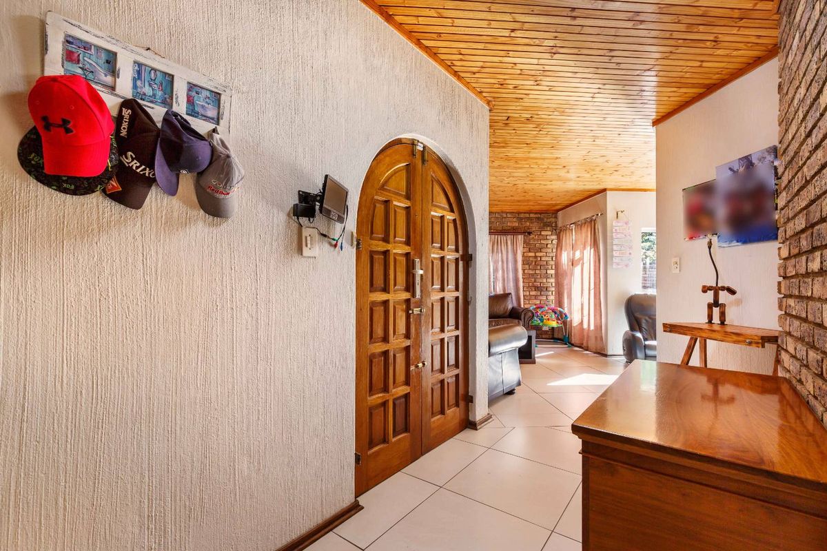 Spacious four-bedroom home on a large stand - Moreleta Park - Photo 3