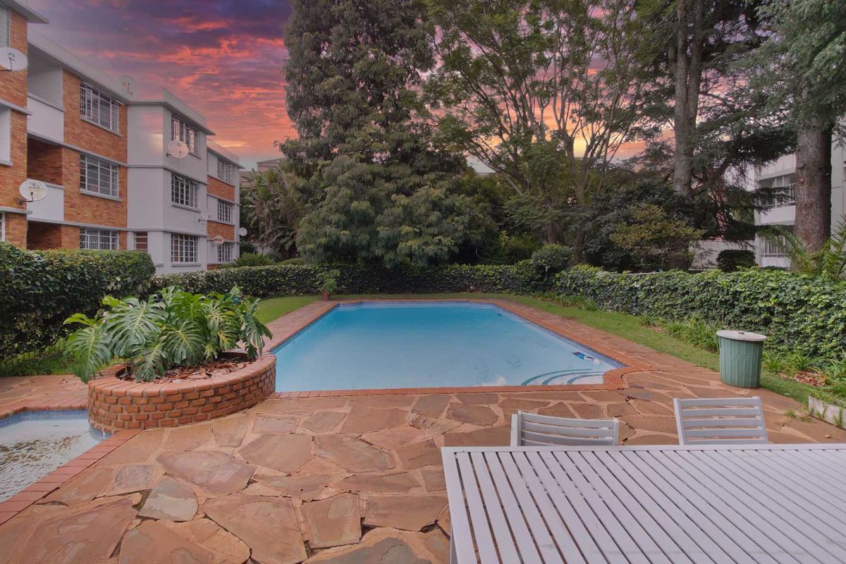 Ground floor 2 Bedroom Apartment with WFH space, Direct Access to Outside Patio and Communal gardens - Photo 2