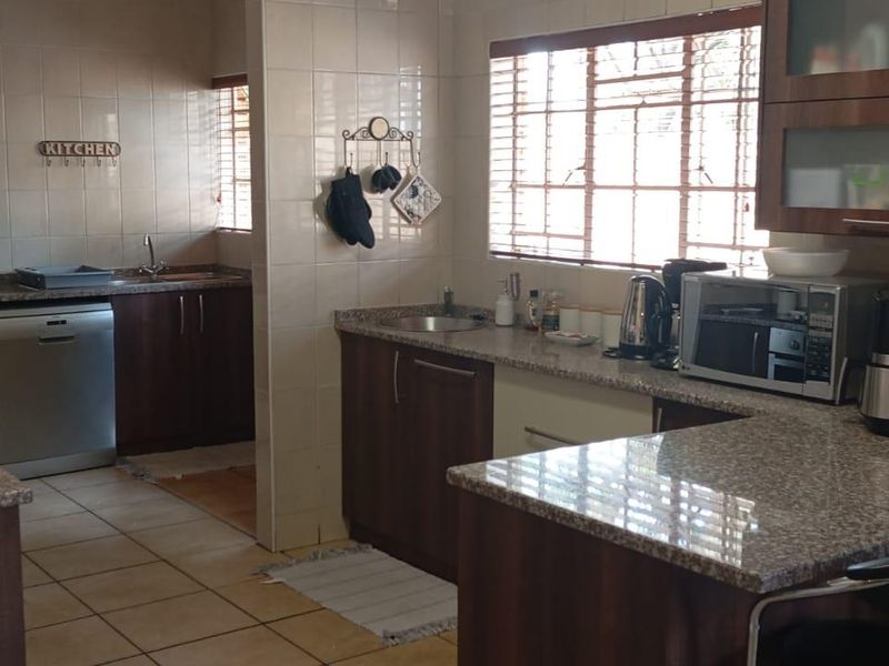 Charming three bedroom Townhouse with Modern Amenities - Photo 6