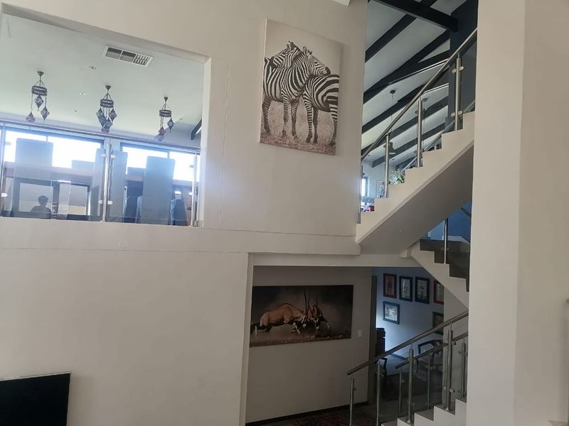 Modern Hillside Luxury with Panoramic Views in Erospark, Windhoek - Photo 2