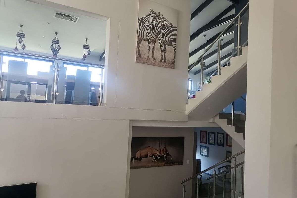 Modern Hillside Luxury with Panoramic Views in Erospark, Windhoek - Photo 2