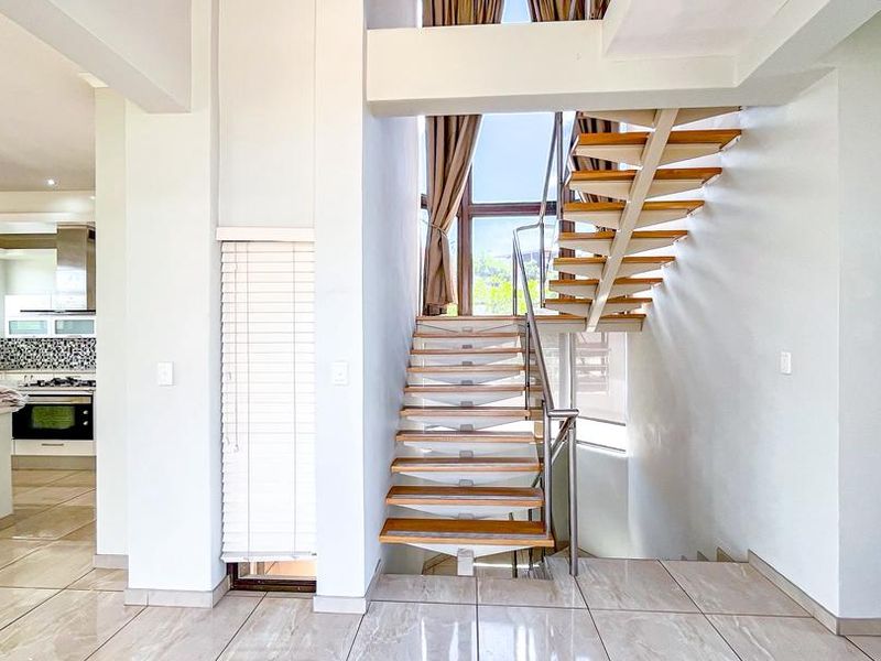 EXECUTIVE THREE-STOREY RESIDENCE - Photo 2