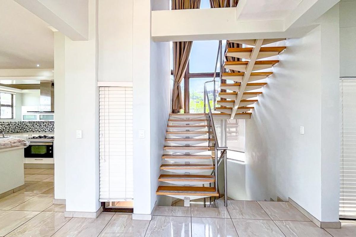 EXECUTIVE THREE-STOREY RESIDENCE - Photo 2