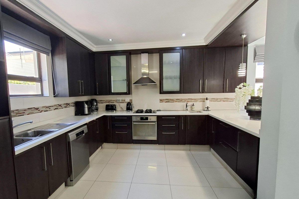 Gorgeous 4 bedroom, 3.5 bathroom Cluster available in Edenburg, Sandton - Photo 2
