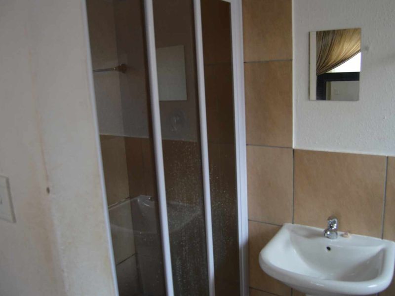 Three Bedroom Apartment/Flat for Sale in Albertsdal - Photo 10