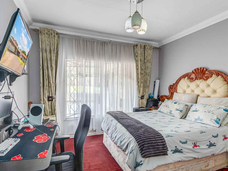 Spacious Family Home with Multiple Living Areas & Excellent Location in Kew - Photo 7