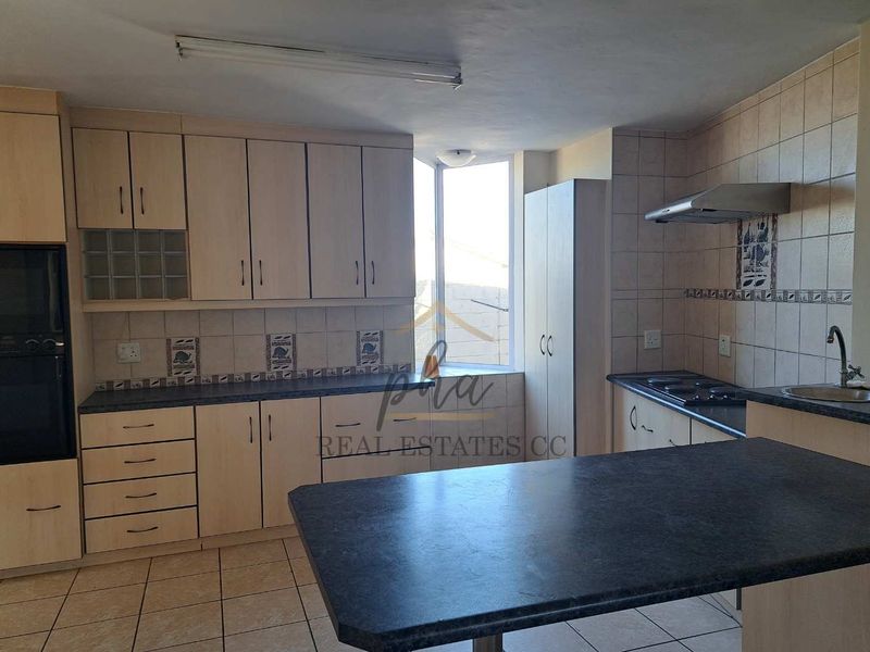 3 Bedroom Family home offering 3 garages for sale in Walvis Bay - Photo 5