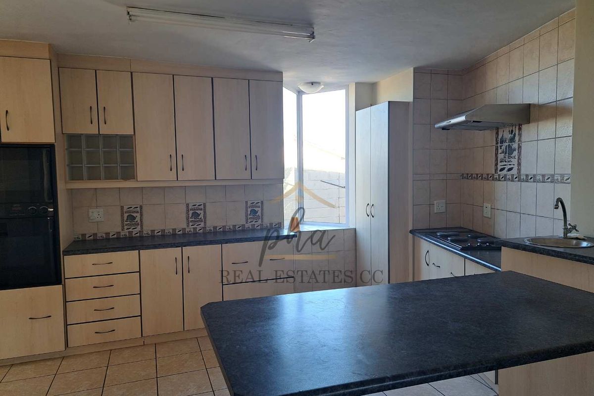 3 Bedroom Family home offering 3 garages for sale in Walvis Bay - Photo 5