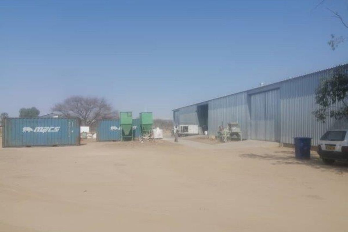 INDUSTRIAL WAREHOUSE TO LET - OKAHANDJA - Photo 3
