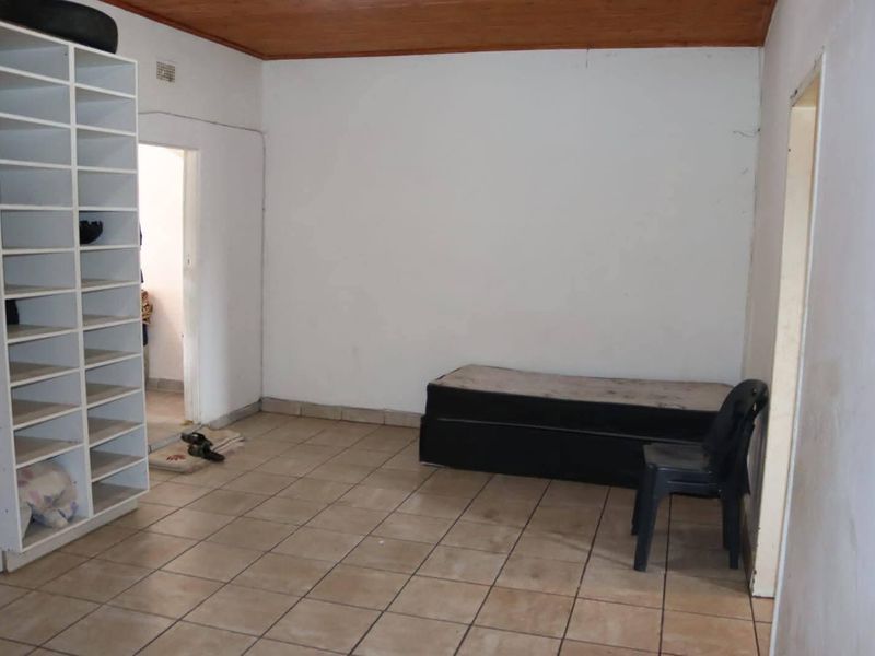 Spacious 3 Bedroom Family Home with Large Yard in Homelake - Photo 6