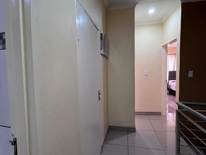 Three Bedroom Townhouse For Sale In Otjomuise/Hillary Court - Photo 2