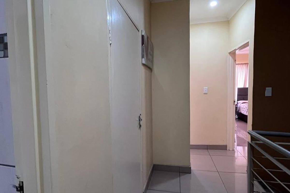 Three Bedroom Townhouse For Sale In Otjomuise/Hillary Court - Photo 2