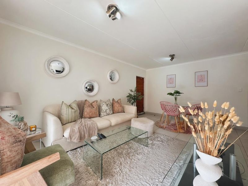 GORGEOUS 3 BEDROOM GROUND FLOOR UNIT FOR SALE IN FOUNDERS HILL!!! - Photo 2