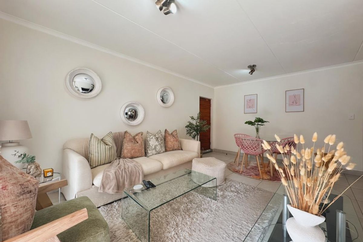 GORGEOUS 3 BEDROOM GROUND FLOOR UNIT FOR SALE IN FOUNDERS HILL!!! - Photo 2