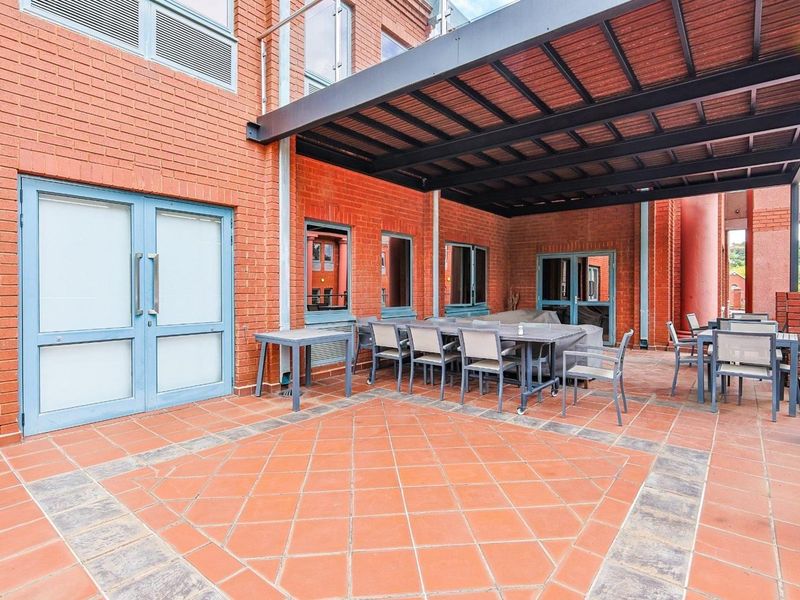 Prime Business Address: 215m2 Ground-Floor Suite with Unrivaled N1 Frontage & Connectivity - Photo 9