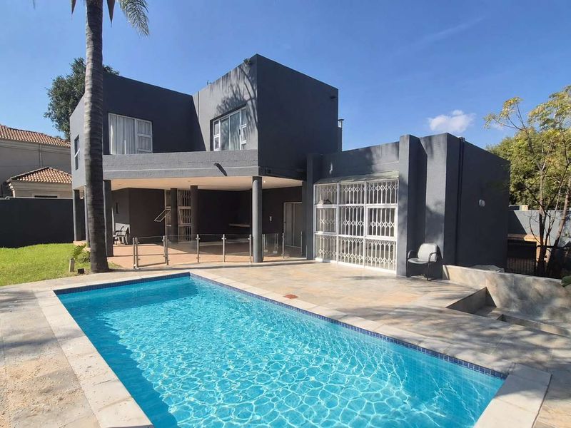 Exceptional 5 Bedroom Free Standing House in Morningside – Prime Position Near Sandton CBD | Ideal Luxury Home or Boutique Guesthouse Opportunity** - Photo 1