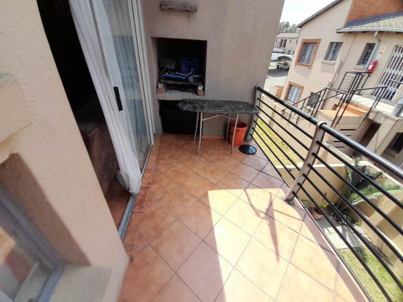 Contemporary Lock-Up-and-Go 2-Bedroom Townhouse in Ravensklip. - Photo 4