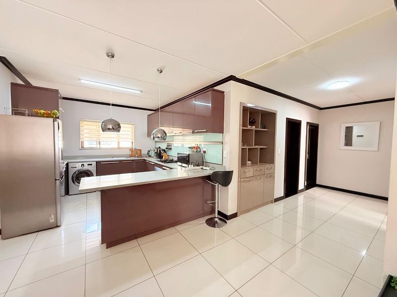 Spacious 3-Bedroom Apartment: Luxury Living, Perfect Location - Photo 9