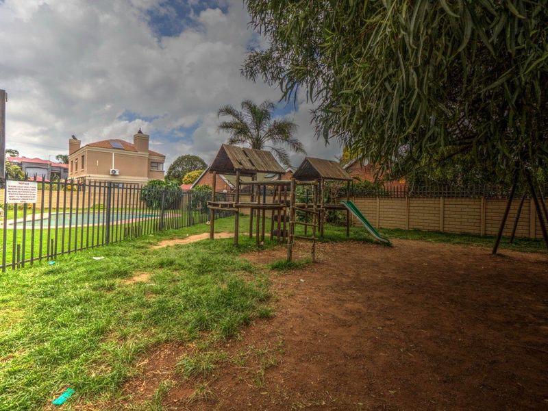 Neat Ground Floor Townhouse in Secure Boomed Area - Photo 4