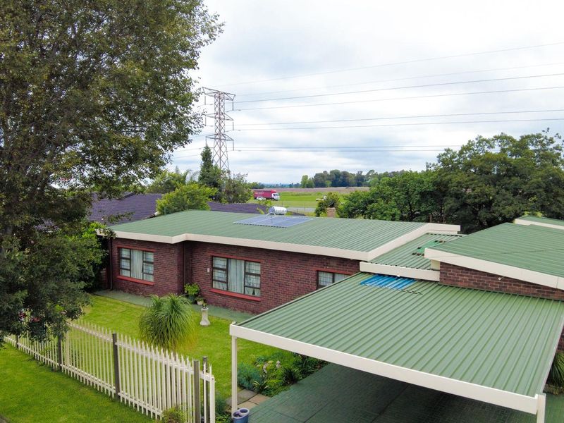 Charming 4-bedroom Facebrick home in a boomed neighbourhood - Photo 4