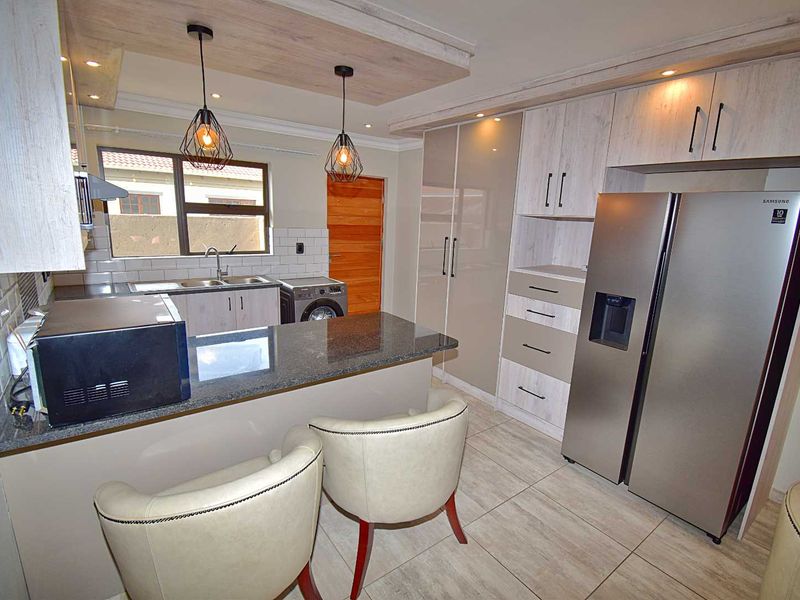 Stunning Modern Home in Savanna Estate - Photo 7