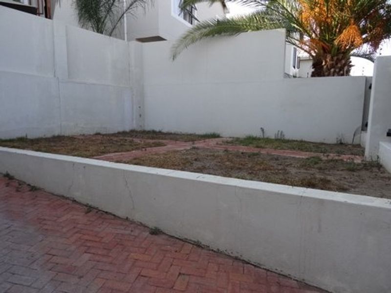 North facing corner unit, all on one level with spacious garden - Photo 7