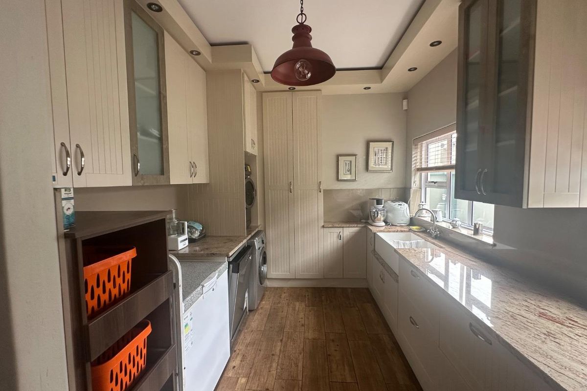 Luxurious Family Home @ Waterfront - Photo 5