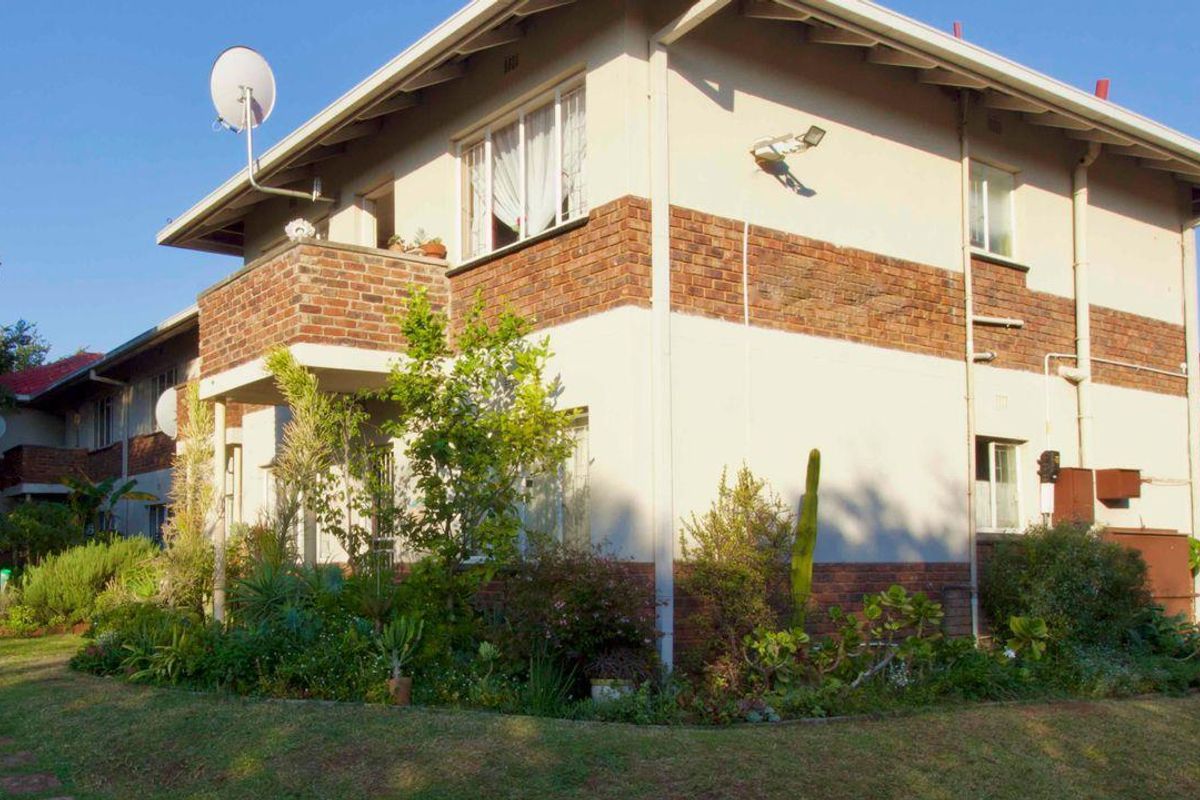 Spacious 1 bedroom, ground floor unit. - Photo 2