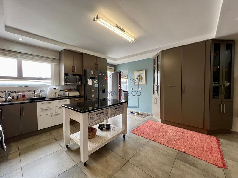Modern 3-bedroom home with 2 bed-cottage in prime Lagoon Area - Photo 8