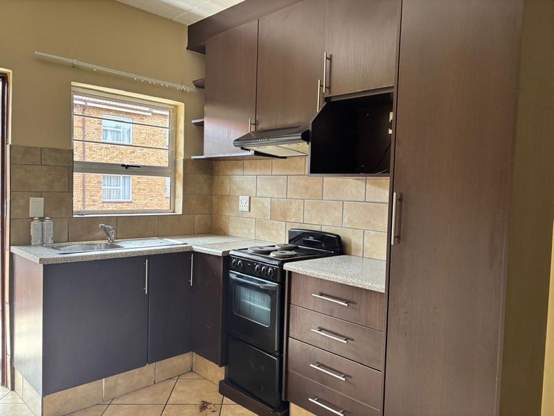 2 Bedroom Apartment for sale in Kempton Park - Photo 3
