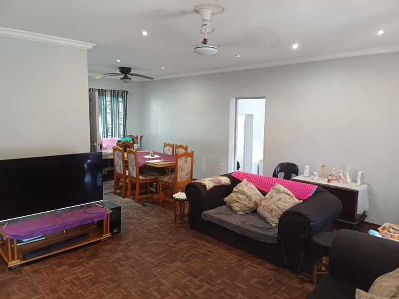 Spacious Family Home with Granny Flat, Pool & Drive-Through Garage in a Pet-Friendly Yard - Photo 7