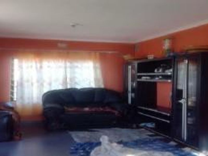 3 Bedroom House For Sale - Photo 3