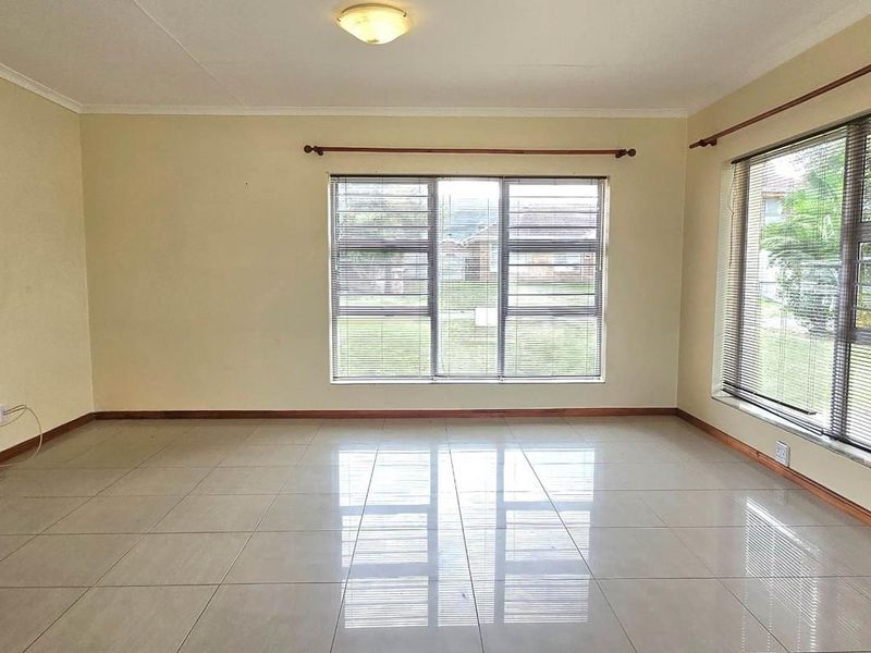 Charming Coastal Home in Franskraal – Walk to the Beach, Shops, and Live the Good Life - Photo 7