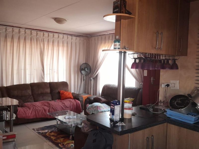 Stunning House In The East Of Soshanguve VV - Photo 4