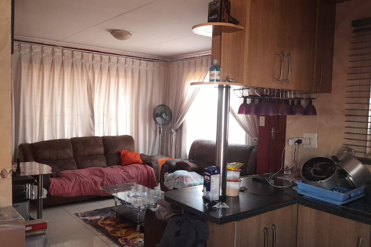 Stunning House In The East Of Soshanguve VV - Photo 4