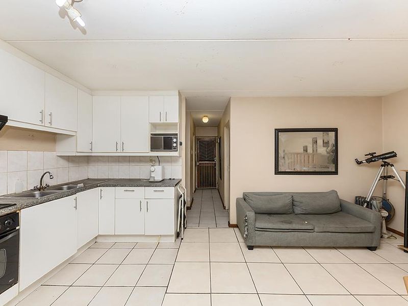 Secure Ground-Floor Apartment with Parking in Prime Location - Photo 7