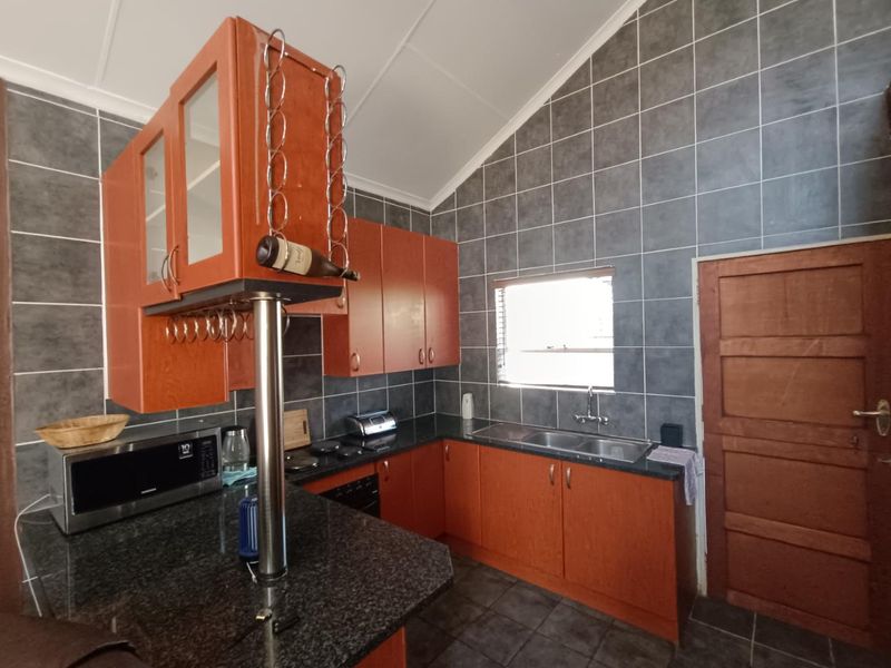 HEUWELSIG SECURITY ESTATE - 3 BED - 2 BATH & A STUDY - Photo 5