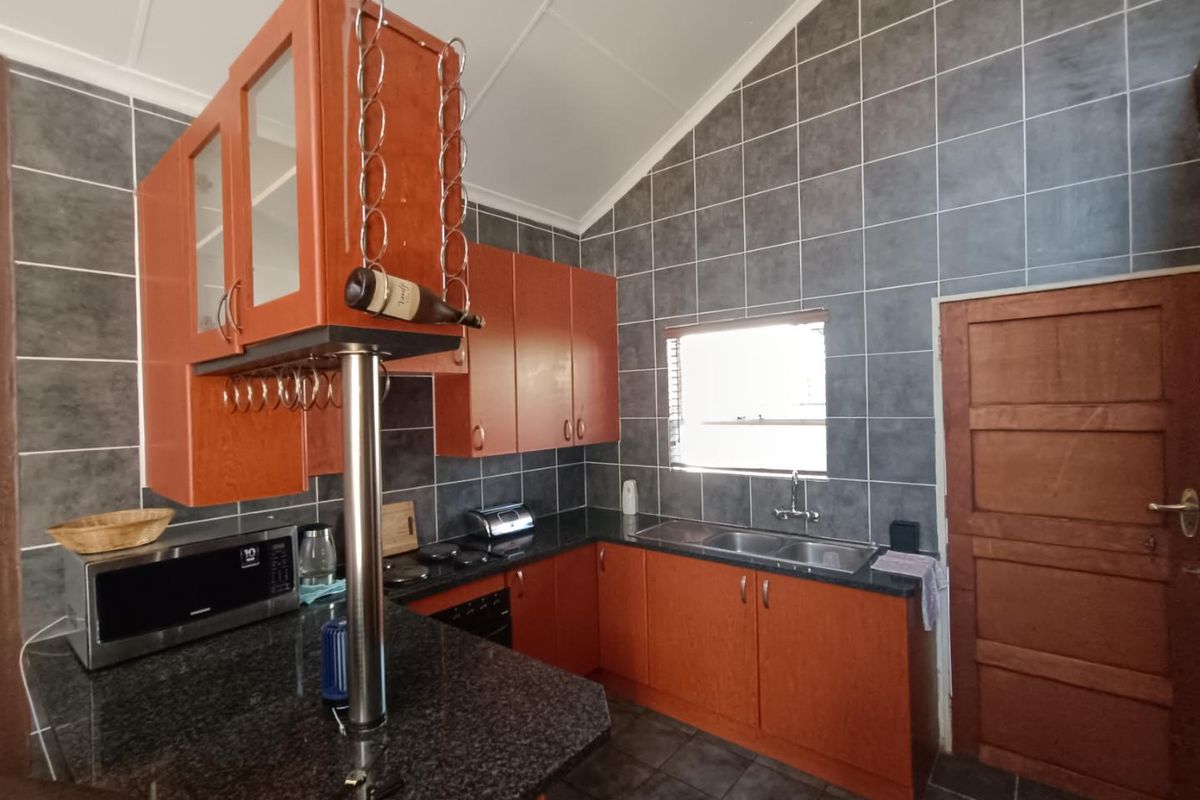 HEUWELSIG SECURITY ESTATE - 3 BED - 2 BATH & A STUDY - Photo 5