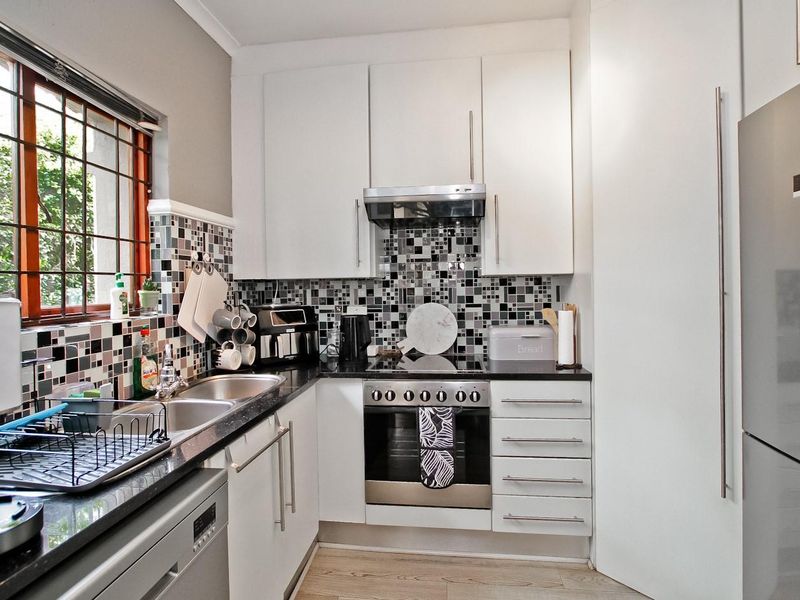 Charming Pet-Friendly Townhouse in a Secure Complex - Photo 5