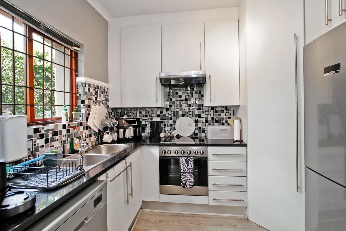 Charming Pet-Friendly Townhouse in a Secure Complex - Photo 5